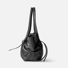 Charger l'image dans la galerie, SAC CABAS EN CUIR BIBA