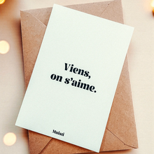 Charger l'image dans la galerie, CARTE POSTALE VIENS ON S’AIME MUISTI