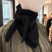 Charger l'image dans la galerie, PETIT COL TRIANGLE NOIR