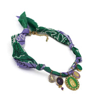 Charger l'image dans la galerie, COLLIER BANDANA VIOLET &amp; VERT L'ATELIER DES DAMES
