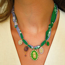 Charger l'image dans la galerie, COLLIER BANDANA VIOLET &amp; VERT L'ATELIER DES DAMES
