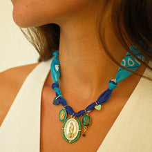 Charger l'image dans la galerie, COLLIER BANDANA BLEU L'ATELIER DES DAMES
