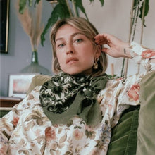 Charger l&#39;image dans la galerie, FOULARD BANDANA LAINE ET SOIE MAISON LECOMTE FLAMENT
