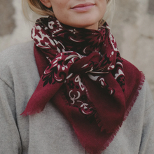 Charger l&#39;image dans la galerie, FOULARD BANDANA LAINE ET SOIE MAISON LECOMTE FLAMENT
