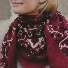 Charger l&#39;image dans la galerie, FOULARD BANDANA LAINE ET SOIE MAISON LECOMTE FLAMENT
