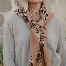 Charger l&#39;image dans la galerie, FOULARD BANDANA LAINE ET SOIE MAISON LECOMTE FLAMENT
