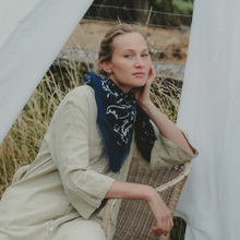 Charger l&#39;image dans la galerie, FOULARD BANDANA LAINE ET SOIE MAISON LECOMTE FLAMENT
