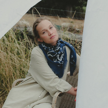 Charger l&#39;image dans la galerie, FOULARD BANDANA LAINE ET SOIE MAISON LECOMTE FLAMENT

