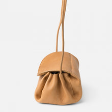 Charger l'image dans la galerie, PETIT SAC BANDOULIÈRE EN CUIR BIBA
