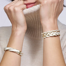 Charger l'image dans la galerie, JONC TWIST TORSADÉ BLANC SABLE BANGLE UP
