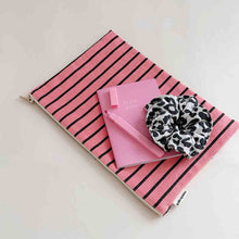 Charger l'image dans la galerie, POCHETTE LILI ROSE IN APRIL
