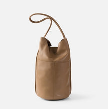 Charger l'image dans la galerie, SAC BANDOULIÈRE EN CUIR BIBA
