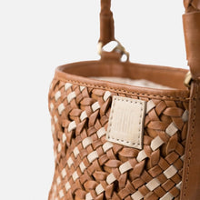 Charger l'image dans la galerie, SAC BANDOULIÈRE EN CUIR BIBA
