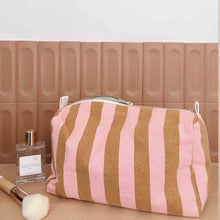 Charger l'image dans la galerie, TROUSSE DE TOILETTE VIC RAYURES CARAMEL / STRAWBERRY ROSE IN APRIL
