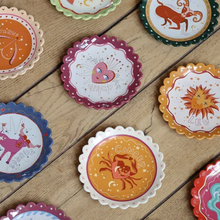 Charger l'image dans la galerie, ASSIETTE CÉRAMIQUE "VIERGE" ALL THE LUCKY IN THE WORLD
